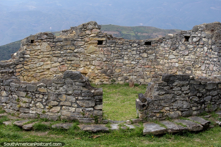 Muros de piedra de las ruinas de casas redondas en Kuelap, Chachapoyas. (720x480px). Perú, Sudamerica.