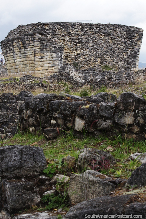Templo de Kuelap, ruinas en las montañas alrededor de Chachapoyas. (480x720px). Perú, Sudamerica.