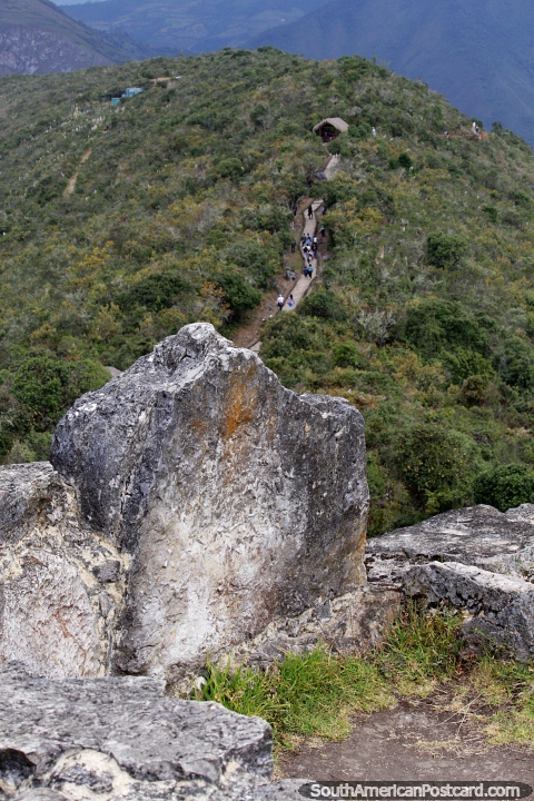 A trilha de caminhada que leva até as ruínas de Kuelap após o teleférico Chachapoyas. (480x720px). Peru, América do Sul.
