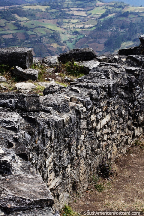 Paredes de rocha sólida no alto da colina com vista para o campo, ruínas de Kuelap, Chachapoyas. (480x720px). Peru, América do Sul.