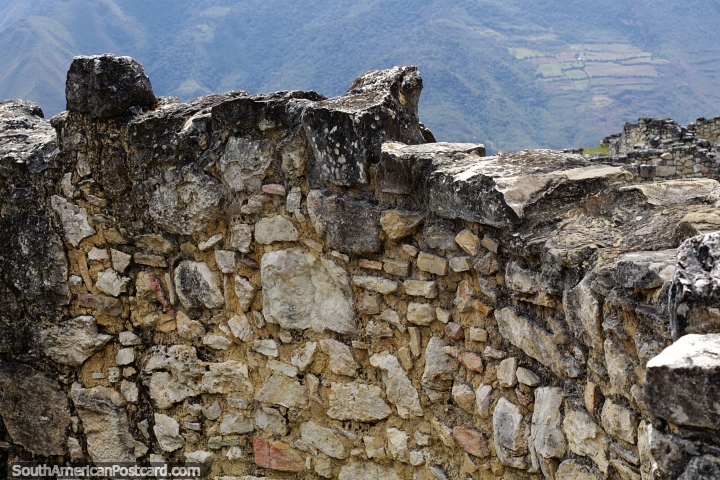 Muro de piedra con mucha textura y detalle, Kuelap, Chachapoyas. (720x480px). Perú, Sudamerica.