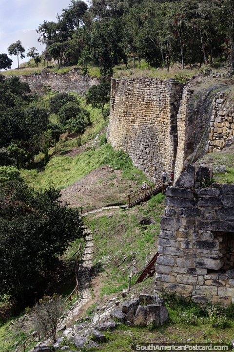 Enormes paredes de pedra do lado de fora da fortaleza de Kuelap, espetacular! (480x720px). Peru, América do Sul.