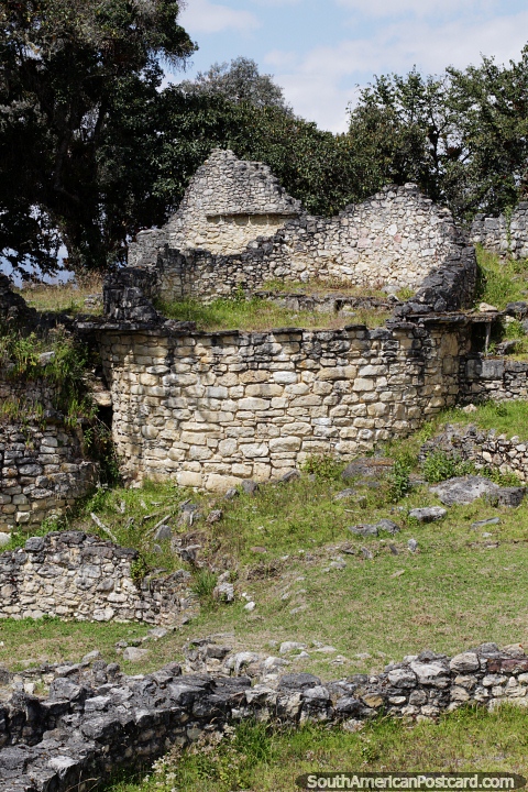 Ruinas de una casa de piedra redonda en un terreno rocoso en Kuelap, Chachapoyas. (480x720px). Perú, Sudamerica.