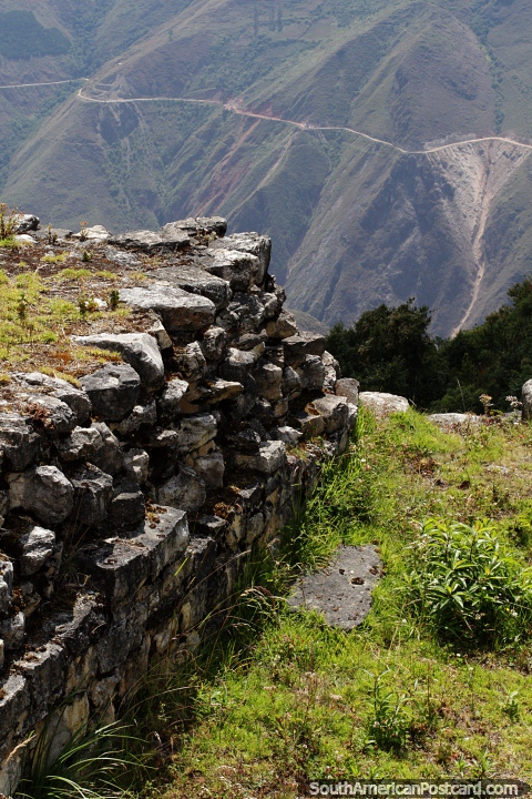 Kuelap alto en las montañas con vistas a una carretera de montaña distante, Chachapoyas. (480x720px). Perú, Sudamerica.
