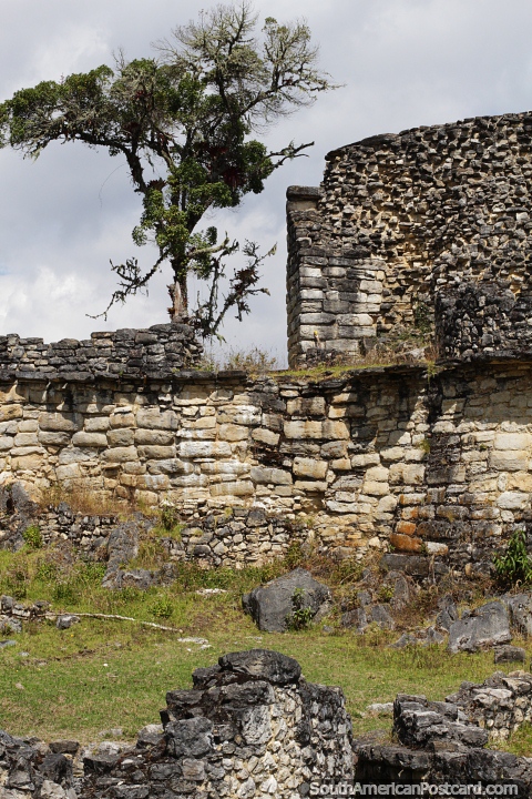 Interesante paisaje de piedra y roca que crea una textura increble en Kuelap, Chachapoyas. (480x720px). Per, Sudamerica.