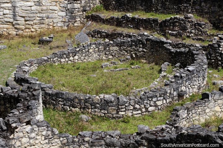 A base das ruínas de um grande edifício redondo em Kuelap, Chachapoyas. (720x480px). Peru, América do Sul.