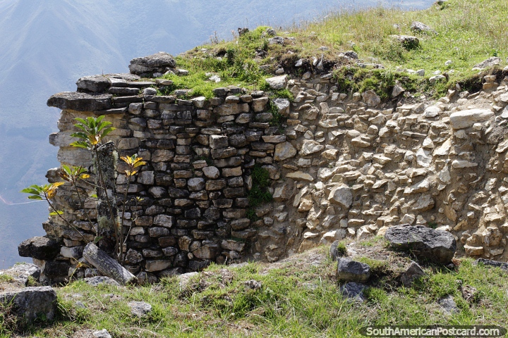 Las paredes de piedra se erosionaron con el tiempo para crear texturas y formas interesantes en Kuelap, Chachapoyas. (720x480px). Perú, Sudamerica.