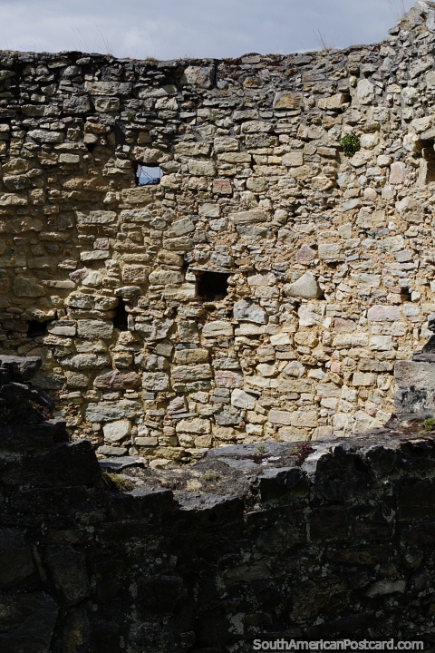 Uma parede completa ainda de pé nas ruínas de Kuelap em Chachapoyas. (480x720px). Peru, América do Sul.