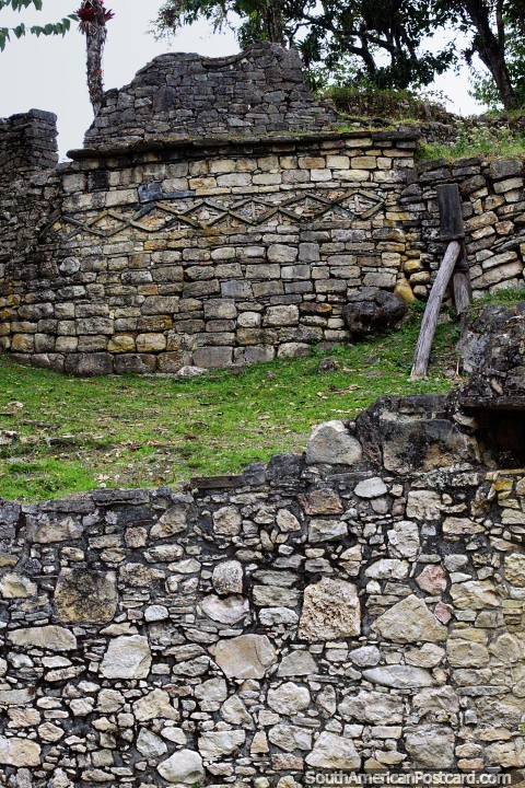 Os padres permanecem nesta estrutura de pedra em Kuelap, na forma de diamantes, Chachapoyas. (480x720px). Peru, Amrica do Sul.