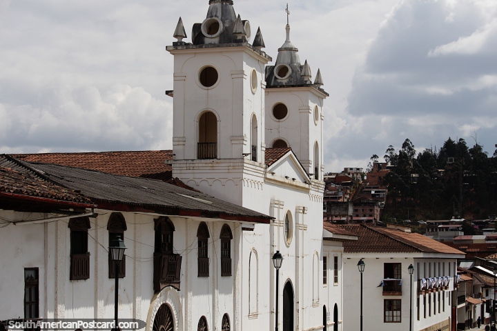 Igreja branca e outros edifícios brancos na cidade branca de Chachapoyas. (720x480px). Peru, América do Sul.