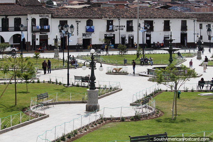 A atraente Plaza de Armas, praça principal de Chachapoyas. (720x480px). Peru, América do Sul.