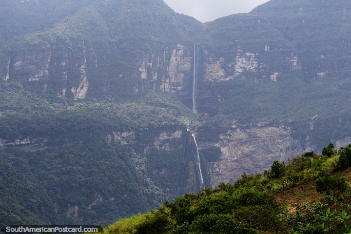 Gocta Falls fica em uma selva montanhosa perto de Chachapoyas. (720x480px). Peru, América do Sul.