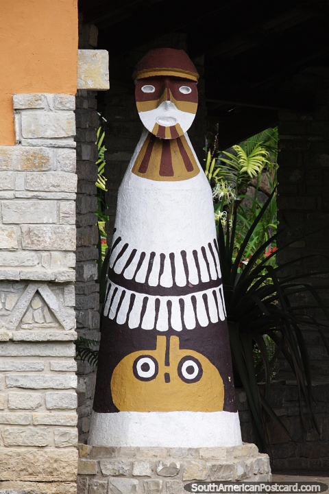 Figura cultural en el exterior del museo de Leymebamba, realizada en madera. (480x720px). Per, Sudamerica.