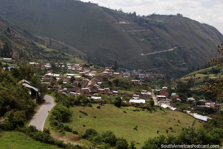 Leymebamba tiene una buena ubicacin en un valle verde en las colinas. (720x480px). Per, Sudamerica.