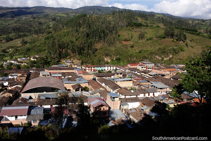 Leymebamba con la plaza principal y la iglesia (atrs, centro), vista desde el cerro. (720x480px). Per, Sudamerica.