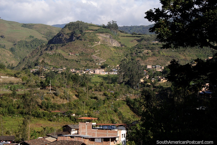 Lomas y campias de Leymebamba, subiendo desde el pueblo. (720x480px). Per, Sudamerica.
