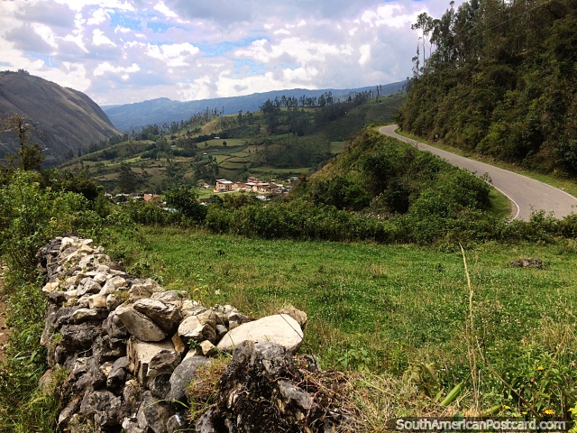 A estrada para Celendin sobe as colinas de Leymebamba. (640x480px). Peru, Amrica do Sul.