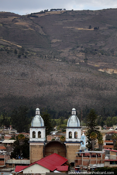 Torres de la iglesia y enormes montaas detrs en Celendin. (480x720px). Per, Sudamerica.