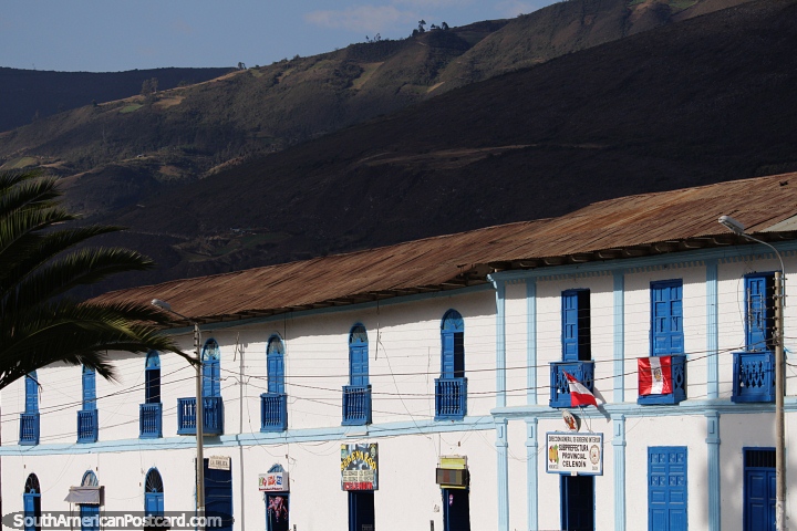 Atractivo edificio blanco en Celendn con balcones y puertas azules. (720x480px). Per, Sudamerica.
