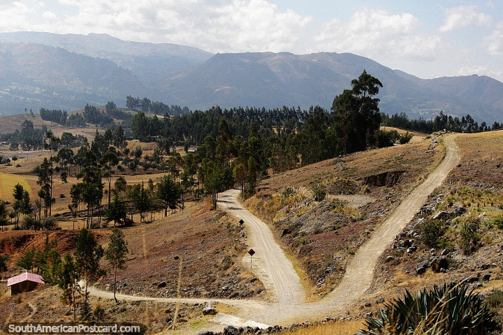 Campo montaoso y caminos de tierra en las colinas alrededor de Celendn. (720x480px). Per, Sudamerica.