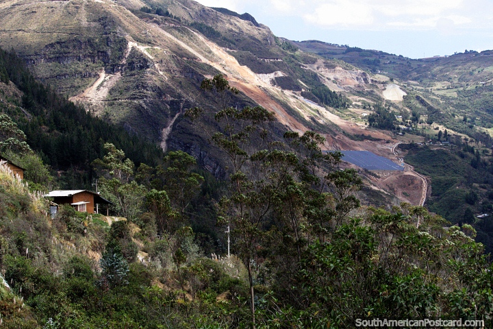 Pequea casa en una colina y una amplia vista a las montaas y al campo alrededor de Chota. (720x480px). Per, Sudamerica.