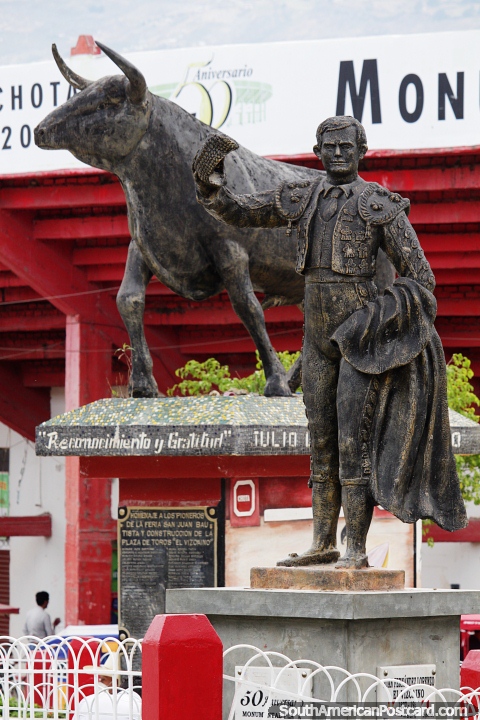 Toureiro e touro, monumento fora do estádio em Chota. (480x720px). Peru, América do Sul.