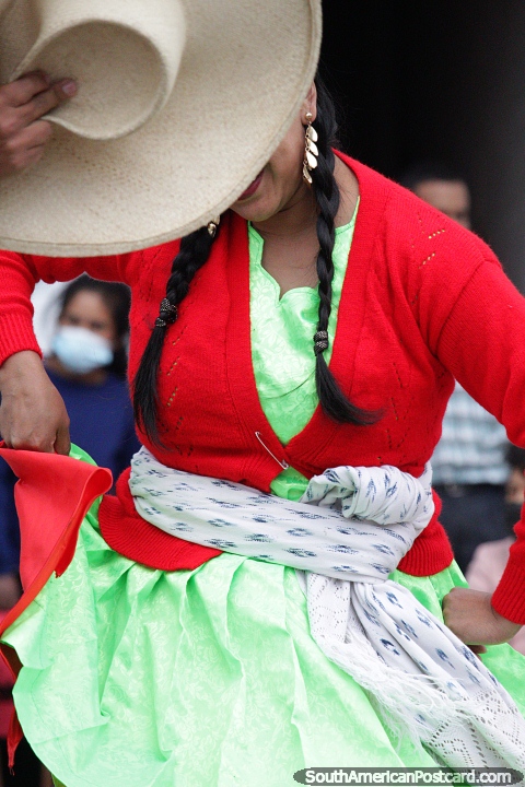 Esta mujer baila en Chota con un gran sombrero blanco. (480x720px). Per, Sudamerica.