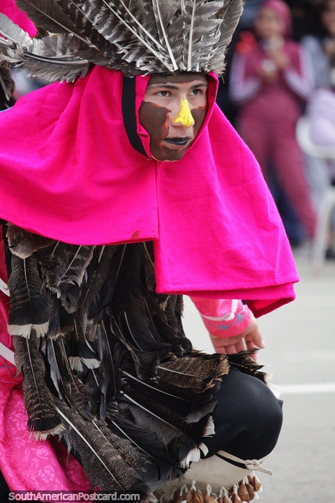 Pintura facial, penas e xale rosa, traje tradicional usado em Chota. (480x720px). Peru, Amrica do Sul.