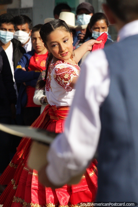 Jovem senhora danando em trajes tradicionais em uma festa especial de rua em Chota. (480x720px). Peru, Amrica do Sul.