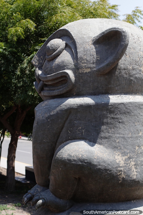 Escultura felina de grandes rasgos faciales, Paseo Yortuque, Chiclayo. (480x720px). Per, Sudamerica.