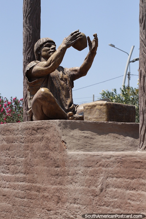 El hombre hace cermica, esculturas de la cultura en el Paseo Yortuque de Chiclayo. (480x720px). Per, Sudamerica.