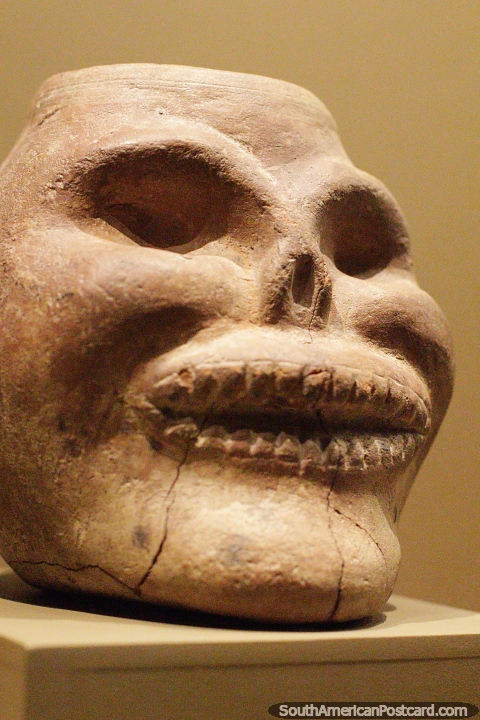 Cermica com olhos vazados e boca grande, museu Sipan, Lambayeque. (480x720px). Peru, Amrica do Sul.