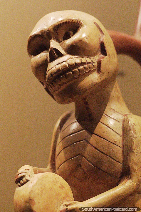 Com dentes grandes, uma obra em cermica da cultura Mochica, museu Sipan, Lambayeque. (480x720px). Peru, Amrica do Sul.