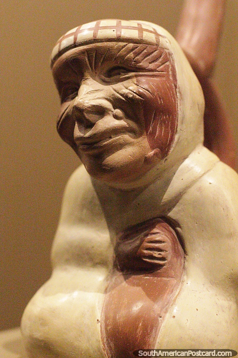Rosto com rugas, arte em cerâmica de culturas antigas, museu de Sipan, Lambayeque. (480x720px). Peru, América do Sul.