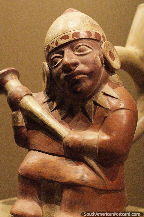 Todos os aspectos da vida são retratados na obra de cerâmica Moche no museu Sipan em Lambayeque. (480x720px). Peru, América do Sul.