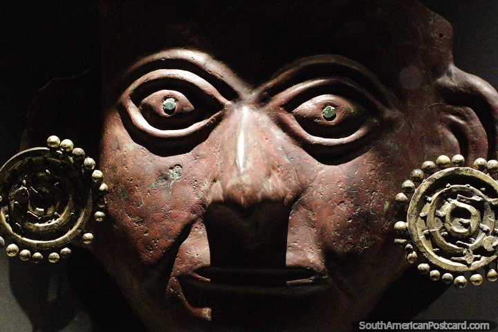 Mscara de cobre con grandes pendientes bajo luz oscura, museo de Sipn, Lambayeque. (720x480px). Per, Sudamerica.