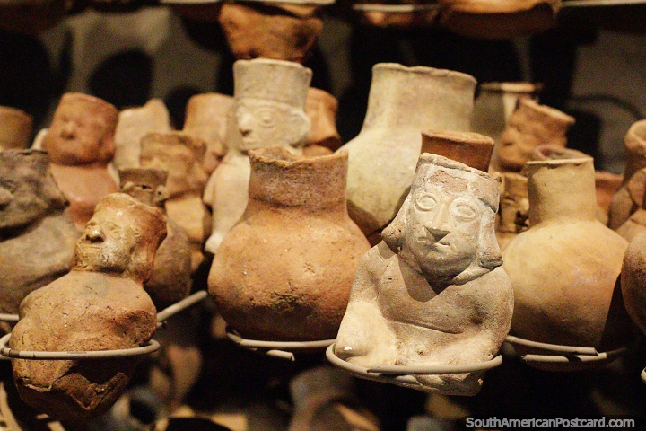 Tazas y urnas, trabajos de cermica de las tumbas de Sipn en Lambayeque. (720x480px). Per, Sudamerica.