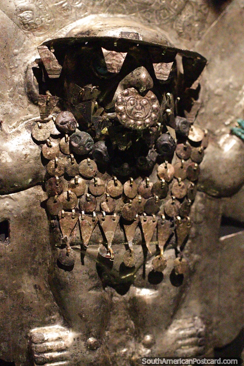 Con muchas planchas de metal y un Dios-Sol, orfebrera de los Moche, museo de Sipn, Lambayeque. (480x720px). Per, Sudamerica.