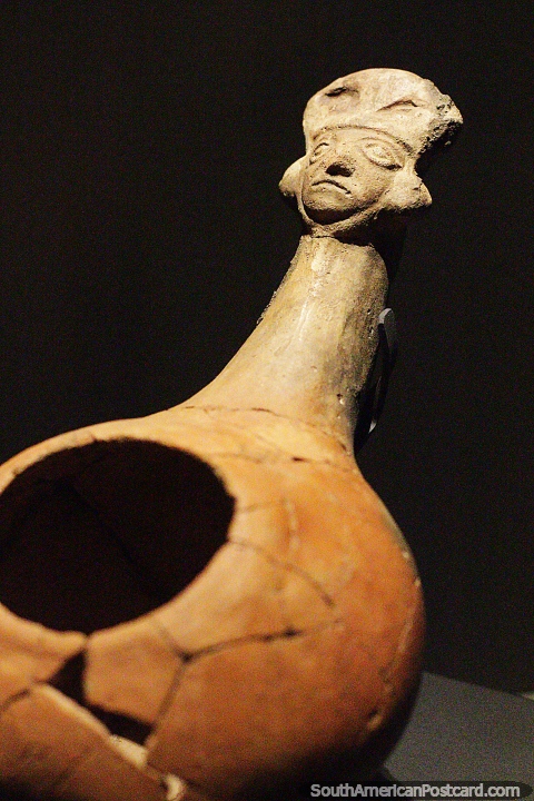 Urn for offering liquids, ceramic work with a face, Sipan museum, Lambayeque. (480x720px). Peru, South America.