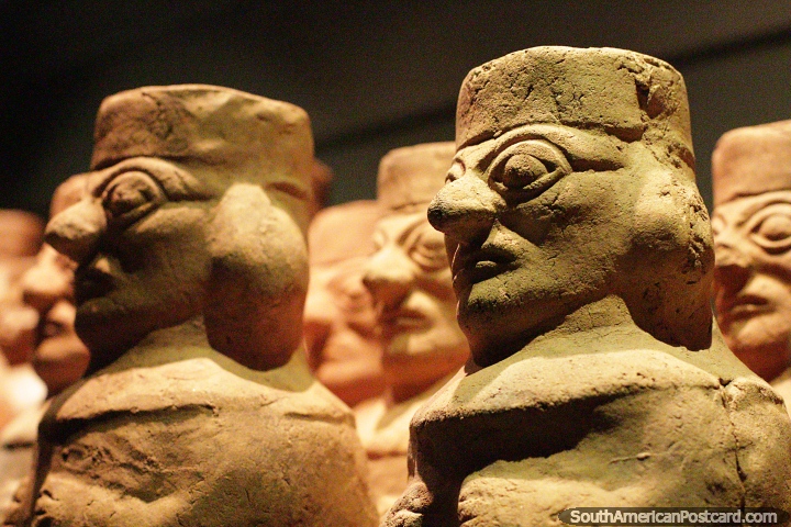 Um exrcito de vasos de cermica alinhados no museu Sipan, Lambayeque. (720x480px). Peru, Amrica do Sul.