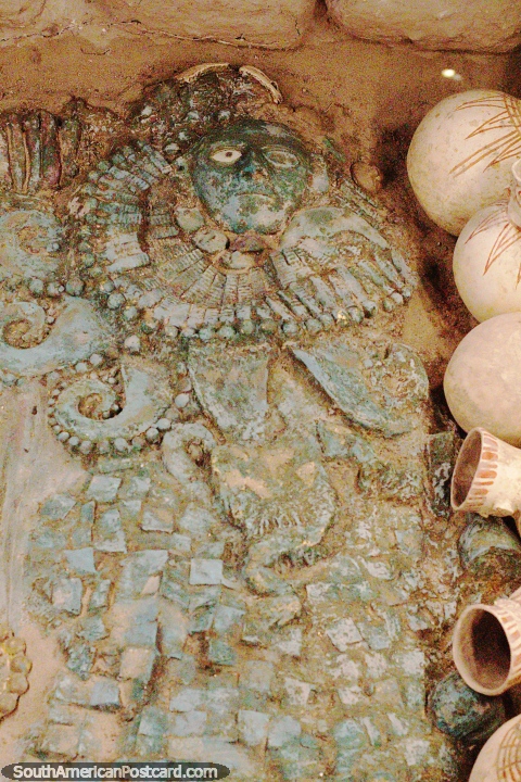 Fsseis enterrados no solo da tumba Moche, museu Sipan, Lambayeque. (480x720px). Peru, Amrica do Sul.