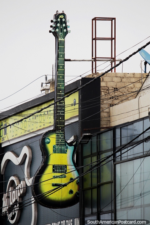 Guitarra elétrica gigante em um prédio em Chimbote, local de música ao vivo. (480x720px). Peru, América do Sul.