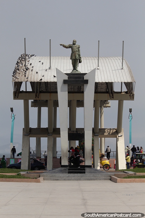 Monumento do oficial da Marinha Miguel Grau Seminario (1834-1879) na praça de Chimbote. (480x720px). Peru, América do Sul.