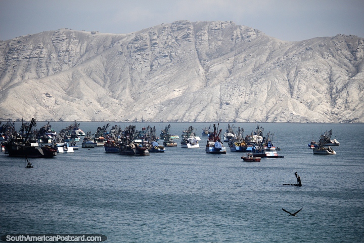 La Isla Blanca domina la vista del puerto en Chimbote. (720x480px). Perú, Sudamerica.