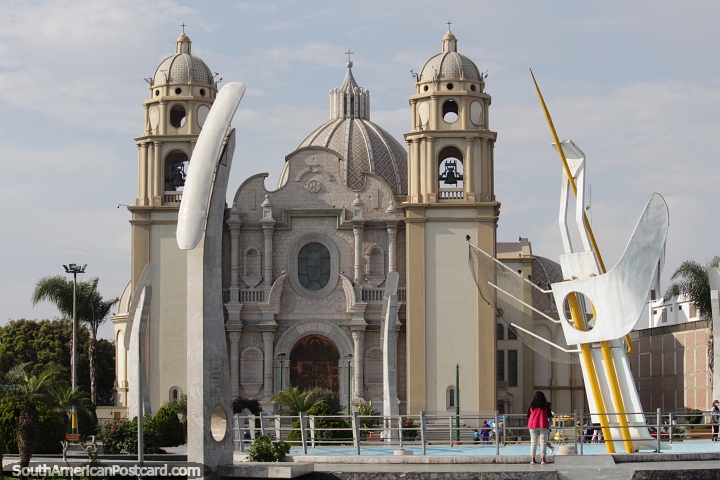 Catedral de Chimbote (1983), en la parte nueva de la ciudad. (720x480px). Perú, Sudamerica.