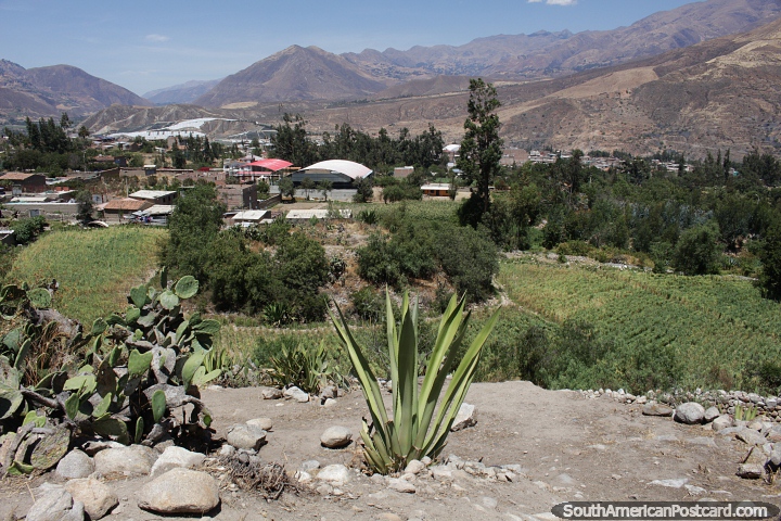 Caraz con montañas lejanas y valles verdes. (720x480px). Perú, Sudamerica.