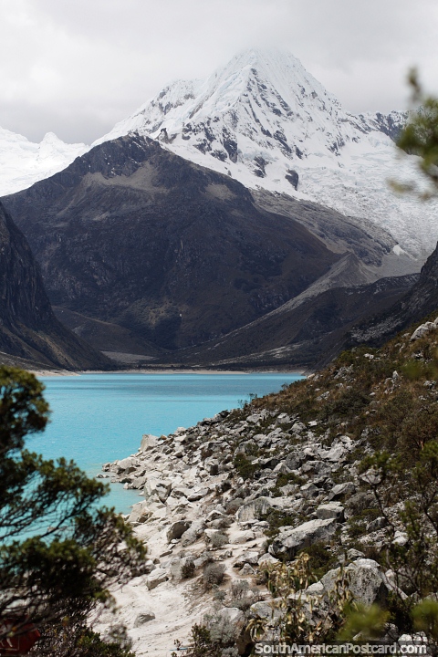 Lago Paron a 4155 msnm com guas azul-turquesa e montanhas cobertas de neve, Caraz. (480x720px). Peru, Amrica do Sul.