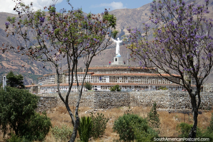 A esttua de Jesus tem vista para o cemitrio principal no Campo Santo em Yungay. (720x480px). Peru, Amrica do Sul.
