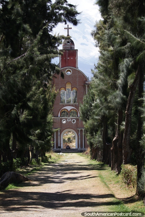 2 linhas de rvores e um caminho levam  rplica da igreja em Campo Santo, Yungay. (480x720px). Peru, Amrica do Sul.
