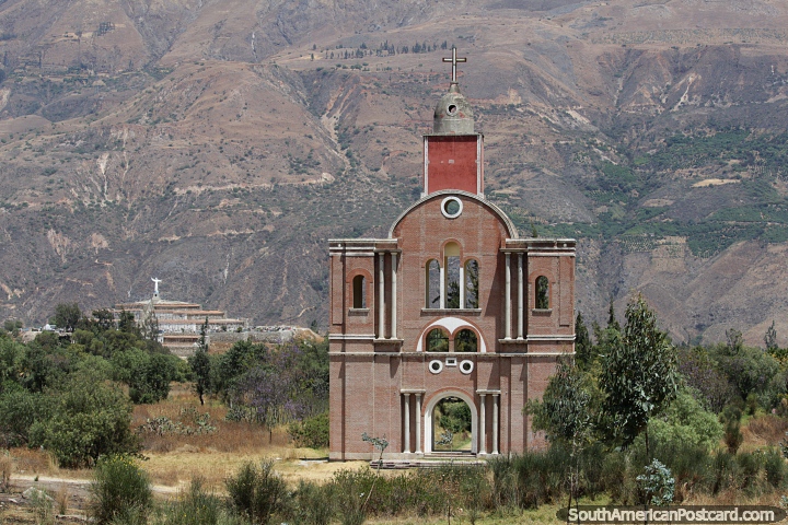 Vista da rplica da igreja para a esttua de Jesus em Campo Santo, Yungay. (720x480px). Peru, Amrica do Sul.